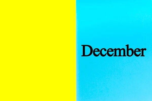 12月写的词在蓝色和黄色背景 日期和复制空间概念 — 图库照片