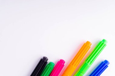 Seçici odak ve kırpma parçası ile beyaz arka plan üzerinde izole closeup renkli kalemler. Okula dönüş ve Eğitim Kavramı.