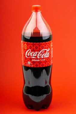 Kuala Lumpur, Malezya - 18 Mart 2019: Seçici odak ve kırpma parçası ile kırmızı bir arka plan üzerinde Coca Cola Lantern baskı şişe içecek. 