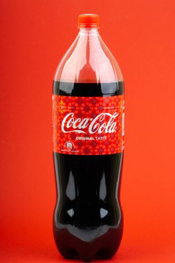Kuala Lumpur, Malezya - 18 Mart 2019: Seçici odak ve kırpma parçası ile kırmızı bir arka plan üzerinde Coca Cola Lantern baskı şişe içecek. 