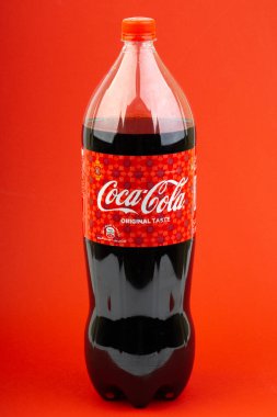 Kuala Lumpur, Malezya - 18 Mart 2019: Seçici odak ve kırpma parçası ile kırmızı bir arka plan üzerinde Coca Cola Lantern baskı şişe içecek. 
