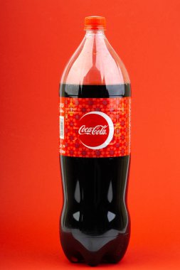 Kuala Lumpur, Malezya - 18 Mart 2019: Seçici odak ve kırpma parçası ile kırmızı bir arka plan üzerinde Coca Cola Lantern baskı şişe içecek. 