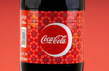 Kuala Lumpur, Malezya - 18 Mart 2019: Seçici odak ve kırpma parçası ile kırmızı bir arka plan üzerinde Coca Cola Lantern baskı şişe içecek. 