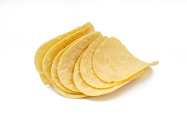 Seçici odak ile beyaz arka plan üzerinde izole patates cipsi