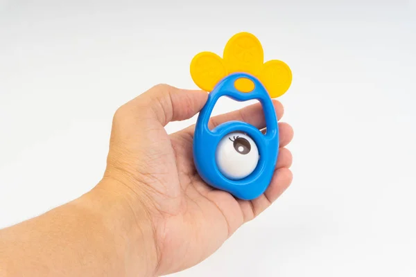 Mãos Segurar Chocalho Brinquedo Bebê Brinquedo Fundo Branco Foco Seletivo — Fotografia de Stock