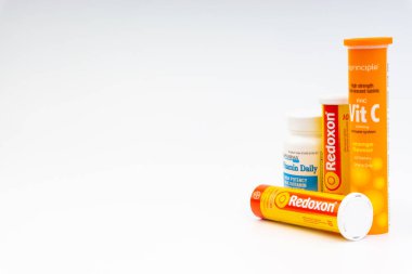 Efervesan Multivitamin tabletler ve C vitamini kap yakın çekim. Seçici odaklama ve kırpma parçası