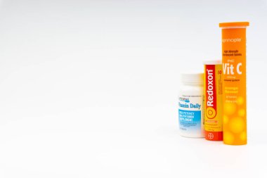 Efervesan Multivitamin tabletler ve C vitamini kap yakın çekim. Seçici odaklama ve kırpma parçası
