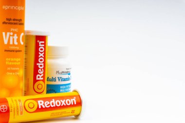 Efervesan Multivitamin tabletler ve C vitamini kap yakın çekim. Seçici odaklama ve kırpma parçası