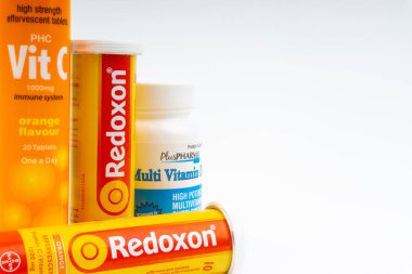 Efervesan Multivitamin tabletler ve C vitamini kap yakın çekim. Seçici odaklama ve kırpma parçası