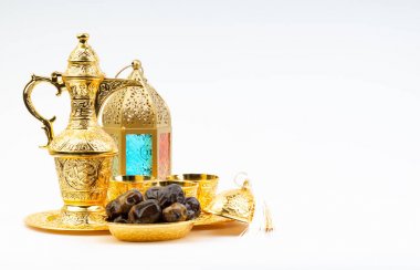 Premium tarihler, fener ve arap kahvesi beyaz arka planda. Seçici odak, kopyalama alanı ve Ramazan Kareem kavramı