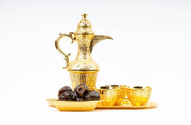 Premium tarihler ve beyaz arka plan üzerine ayarlanmış Arap kahvesi. Seçici odak, kopyalama alanı ve Ramazan Kareem kavramı