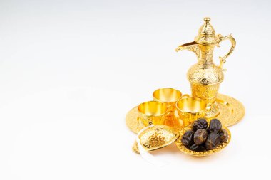 Premium tarihler ve beyaz arka plan üzerine ayarlanmış Arap kahvesi. Seçici odak, kopyalama alanı ve Ramazan Kareem kavramı