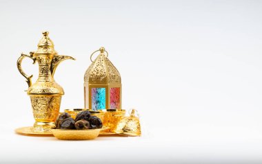 Premium tarihler, fener ve arap kahvesi beyaz arka planda. Seçici odak, kopyalama alanı ve Ramazan Kareem kavramı