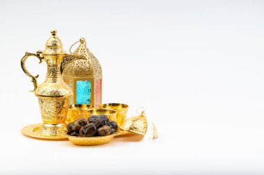 Premium tarihler, fener ve arap kahvesi beyaz arka planda. Seçici odak, kopyalama alanı ve Ramazan Kareem kavramı