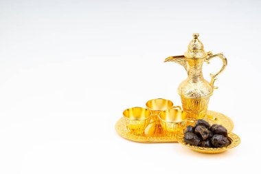 Premium tarihler ve beyaz arka plan üzerine ayarlanmış Arap kahvesi. Seçici odak, kopyalama alanı ve Ramazan Kareem kavramı