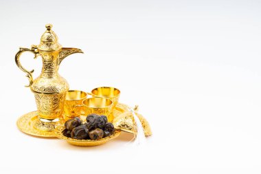 Premium tarihler ve beyaz arka plan üzerine ayarlanmış Arap kahvesi. Seçici odak, kopyalama alanı ve Ramazan Kareem kavramı