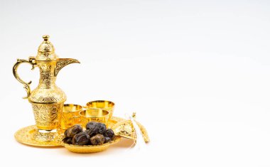 Premium tarihler ve beyaz arka plan üzerine ayarlanmış Arap kahvesi. Seçici odak, kopyalama alanı ve Ramazan Kareem kavramı