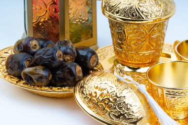 Premium tarihler, fener ve arap kahvesi beyaz arka planda. Seçici odak, kopyalama alanı ve Ramazan Kareem kavramı