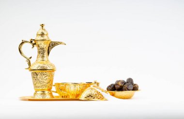 Premium tarihler ve beyaz arka plan üzerine ayarlanmış Arap kahvesi. Seçici odak, kopyalama alanı ve Ramazan Kareem kavramı