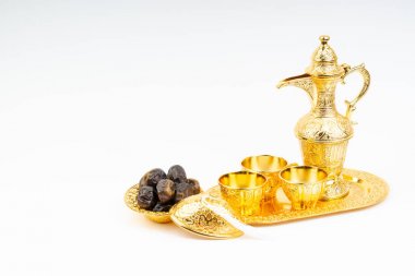 Premium tarihler ve beyaz arka plan üzerine ayarlanmış Arap kahvesi. Seçici odak, kopyalama alanı ve Ramazan Kareem kavramı