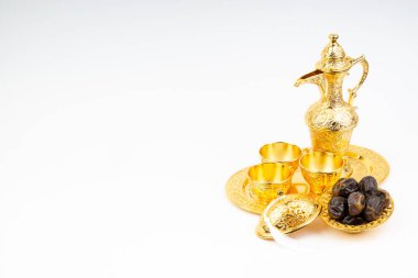 Premium tarihler ve beyaz arka plan üzerine ayarlanmış Arap kahvesi. Seçici odak, kopyalama alanı ve Ramazan Kareem kavramı