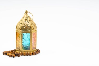 Fener ve tespih boncuk veya beyaz arka plan üzerinde tesbih. Seçici odak, kopyalama alanı ve Ramazan Kareem kavramı