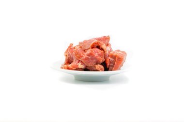 Taze çiğ et dilimleri beyaz arka plan üzerinde izole. Seçici odaklama