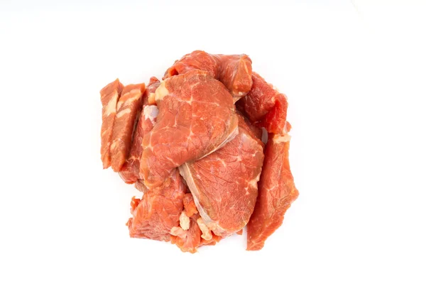 白い背景の上に分離新鮮な生の牛肉のスライス 選択フォーカス — ストック写真