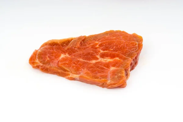 白い背景の上に分離新鮮な生の牛肉のスライス 選択フォーカス — ストック写真