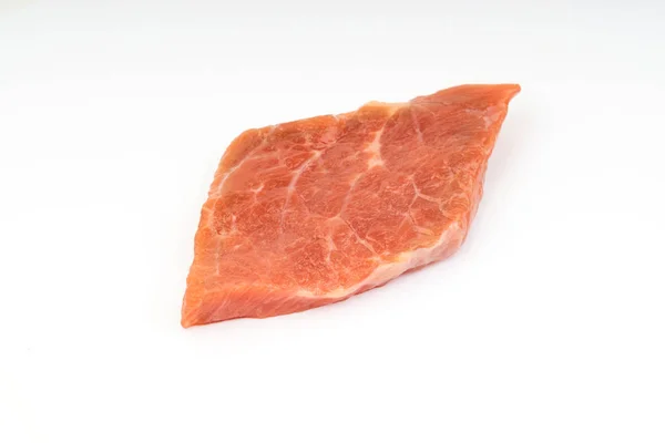 Rodajas Frescas Carne Res Cruda Aisladas Sobre Fondo Blanco Enfoque —  Fotos de Stock