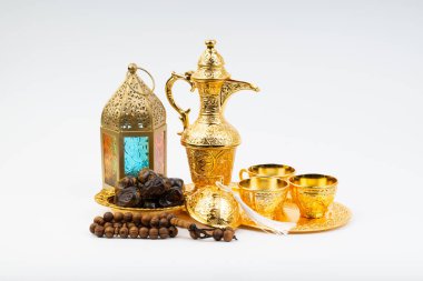 Premium tarihler, fener ve beyaz arka planda Arap kahve fincanı. Seçici odak, kopyalama alanı ve Ramazan Kareem kavramı