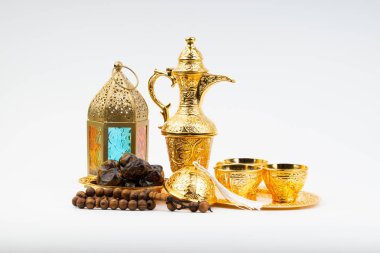 Premium tarihler, fener ve beyaz arka planda Arap kahve fincanı. Seçici odak, kopyalama alanı ve Ramazan Kareem kavramı