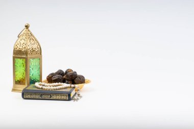 Fener, tarihler, Kur'an ve tespih seçici odak ve kırpma parçası ile beyaz arka plan üzerinde. Ramazan, din ve kopya alanı kavramı