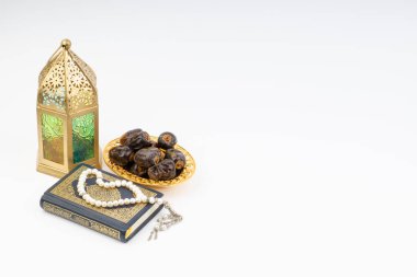 Fener, tarihler, Kur'an ve tespih seçici odak ve kırpma parçası ile beyaz arka plan üzerinde. Ramazan, din ve kopya alanı kavramı