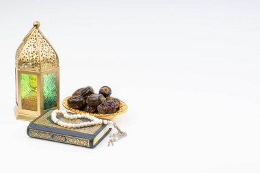 Fener, tarihler, Kur'an ve tespih seçici odak ve kırpma parçası ile beyaz arka plan üzerinde. Ramazan, din ve kopya alanı kavramı