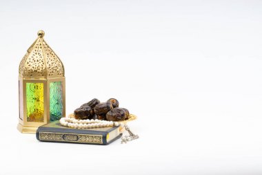 Fener, tarihler, Kur'an ve tespih seçici odak ve kırpma parçası ile beyaz arka plan üzerinde. Ramazan, din ve kopya alanı kavramı