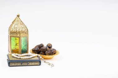 Fener, tarihler, Kur'an ve tespih seçici odak ve kırpma parçası ile beyaz arka plan üzerinde. Ramazan, din ve kopya alanı kavramı