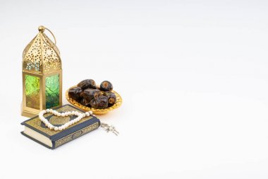 Fener, tarihler, Kur'an ve tespih seçici odak ve kırpma parçası ile beyaz arka plan üzerinde. Ramazan, din ve kopya alanı kavramı