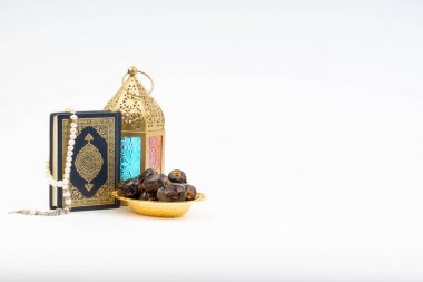 Fener, tarihler, Kur'an ve tespih seçici odak ve kırpma parçası ile beyaz arka plan üzerinde. Ramazan, din ve kopya alanı kavramı