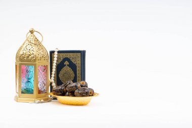 Fener, tarihler, Kur'an ve tespih seçici odak ve kırpma parçası ile beyaz arka plan üzerinde. Ramazan, din ve kopya alanı kavramı