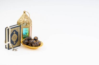 Fener, tarihler, Kur'an ve tespih seçici odak ve kırpma parçası ile beyaz arka plan üzerinde. Ramazan, din ve kopya alanı kavramı