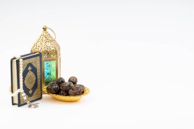 Fener, tarihler, Kur'an ve tespih seçici odak ve kırpma parçası ile beyaz arka plan üzerinde. Ramazan, din ve kopya alanı kavramı