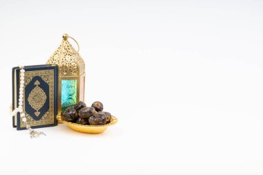 Fener, tarihler, Kur'an ve tespih seçici odak ve kırpma parçası ile beyaz arka plan üzerinde. Ramazan, din ve kopya alanı kavramı