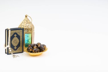 Fener, tarihler, Kur'an ve tespih seçici odak ve kırpma parçası ile beyaz arka plan üzerinde. Ramazan, din ve kopya alanı kavramı