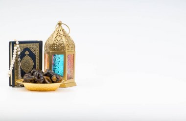 Fener, tarihler, Kur'an ve tespih seçici odak ve kırpma parçası ile beyaz arka plan üzerinde. Ramazan, din ve kopya alanı kavramı