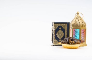 Fener, tarihler, Kur'an ve tespih seçici odak ve kırpma parçası ile beyaz arka plan üzerinde. Ramazan, din ve kopya alanı kavramı