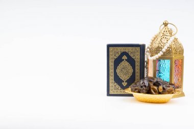 Fener, tarihler, Kur'an ve tespih seçici odak ve kırpma parçası ile beyaz arka plan üzerinde. Ramazan, din ve kopya alanı kavramı