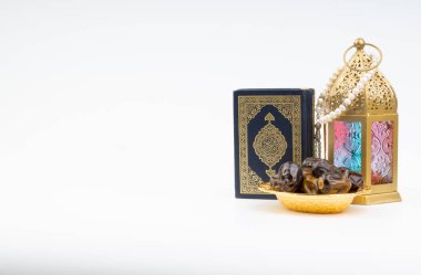 Fener, tarihler, Kur'an ve tespih seçici odak ve kırpma parçası ile beyaz arka plan üzerinde. Ramazan, din ve kopya alanı kavramı
