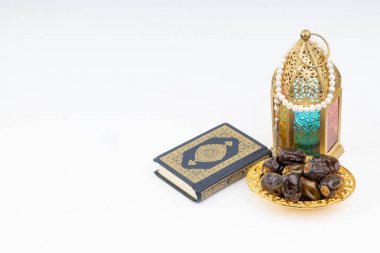 Fener, tarihler, Kur'an ve tespih seçici odak ve kırpma parçası ile beyaz arka plan üzerinde. Ramazan, din ve kopya alanı kavramı