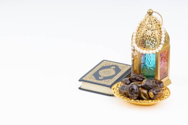 Fener, tarihler, Kur'an ve tespih seçici odak ve kırpma parçası ile beyaz arka plan üzerinde. Ramazan, din ve kopya alanı kavramı